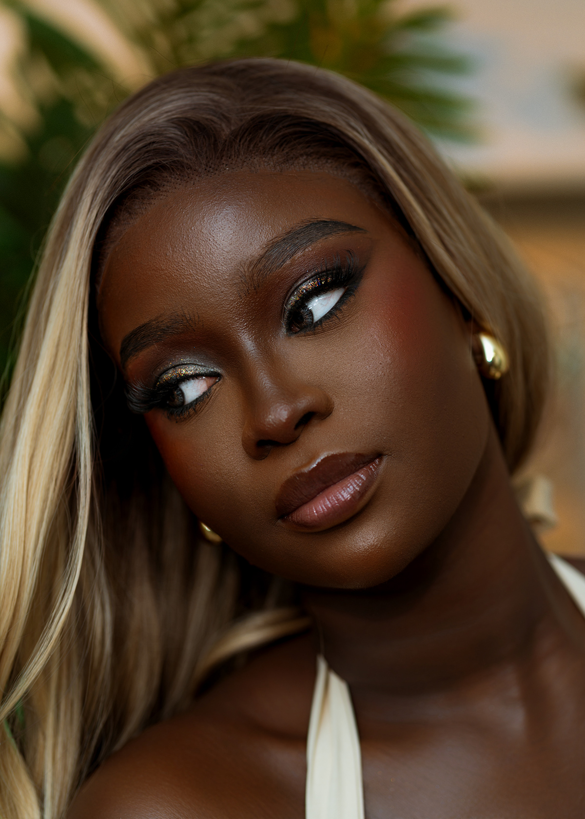 Portrait cheveux blonds maquillage dore paillettes