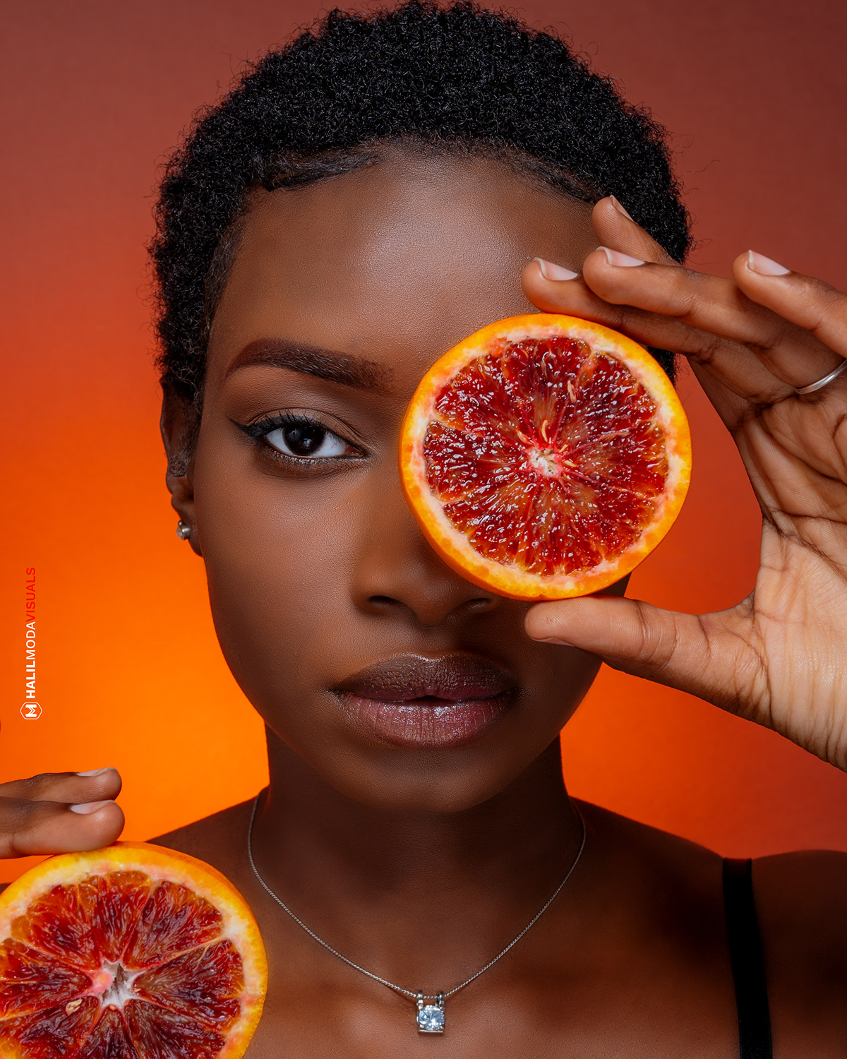 Portrait creatif orange sanguine fond orange
