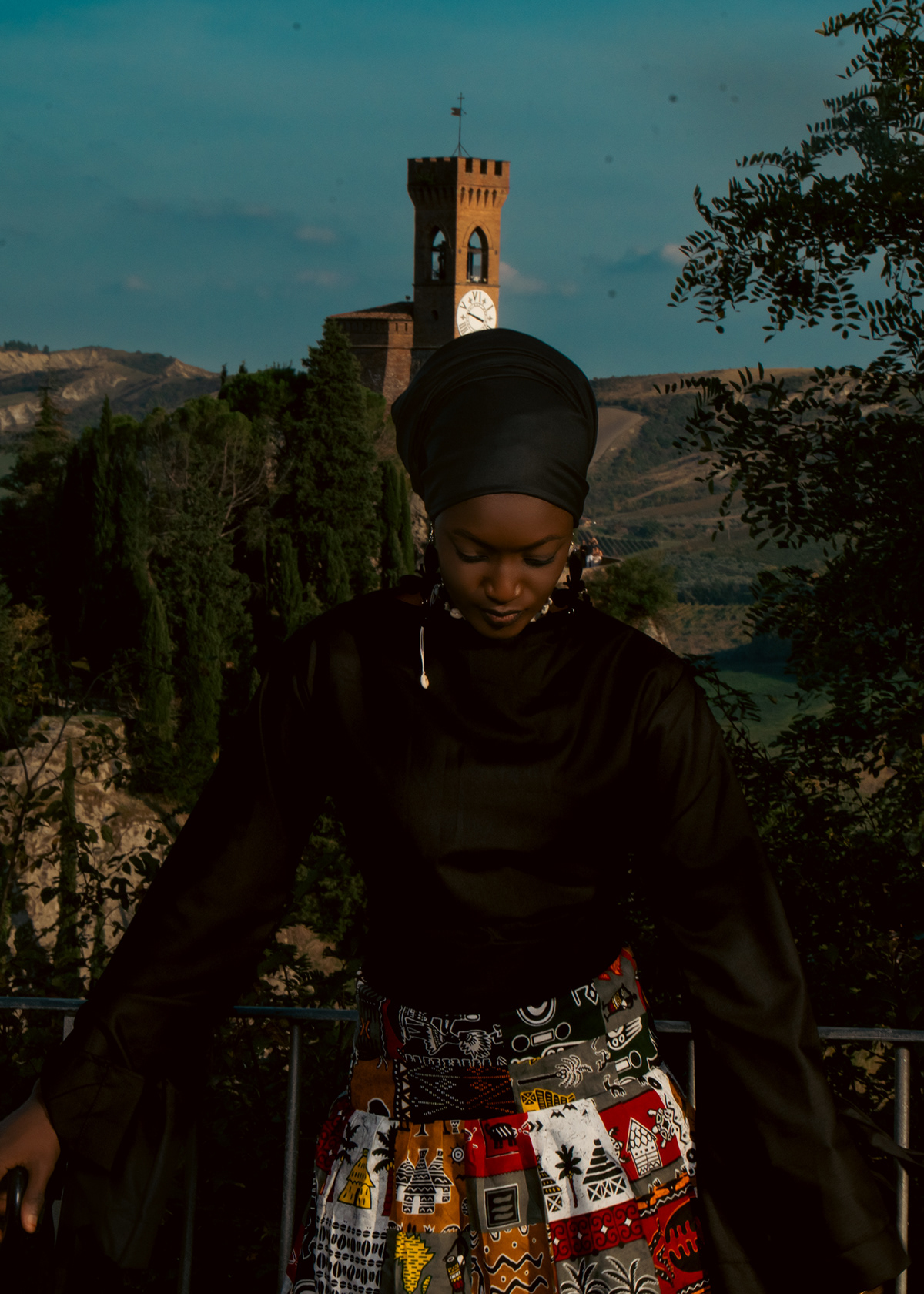 Femme hijab noir jupe africaine tour Italie