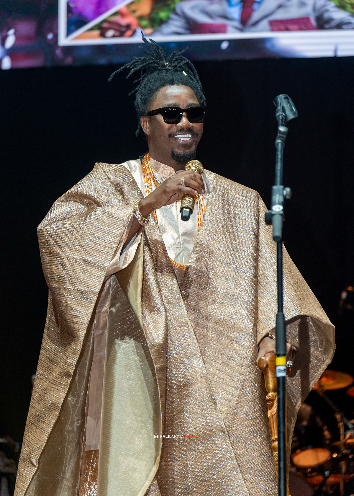 Artiste boubou dore lunettes micro scene