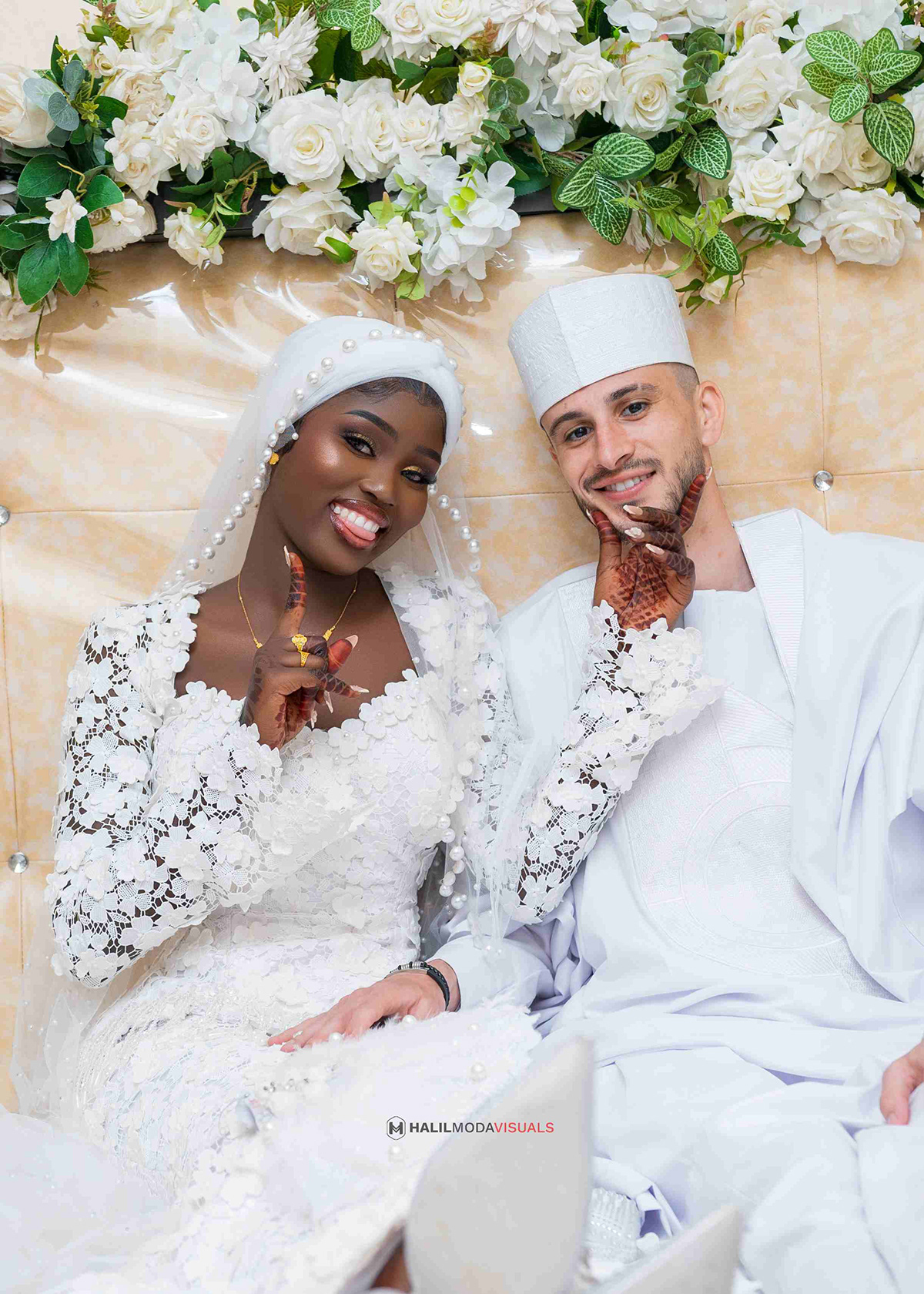 Couple multiculturel fleurs